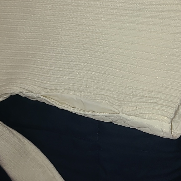 Cream colored zip closure medium sweater with faux fur collar - Picture 8 of 10